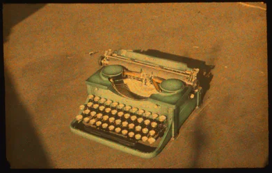 Csendélet színes fénykép egy írógépről Autochrome LumiÃ¨re és egy 35mm-es...