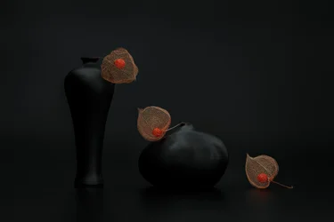 Kínai lampionok és fekete vázák