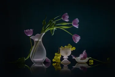 Ragyogó tulipánok és szőlő