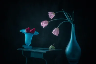 Rózsaszín tulipánok és eprek