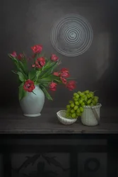 Vörös tulipánok, zöld szőlő