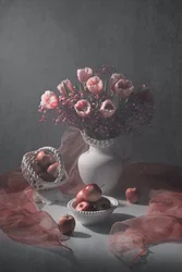 Halványrózsaszín tulipánok és almák