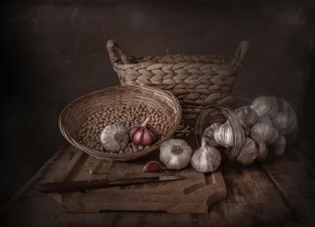 Sötét, rusztikus fokhagyma-csendélet