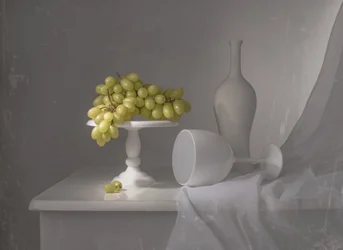 Elegáns fehér szőlőcsendélet