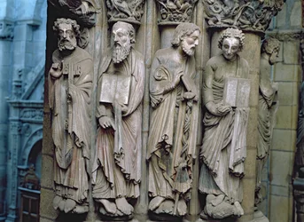 A Portico de la Gloria részlete, amely az apostolok kövét ábrázolja