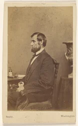 [Abraham Lincoln ül, profilban]