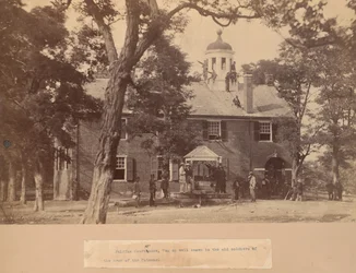 Fairfax Court House, Virginia, Union Soldiers elöl és a háztetőn, 1863.