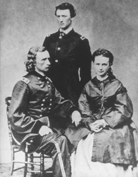 George A. Custer tábornok (1839-76) feleségével, Elizabethtel és testvérével, Tommal (f/w fotó)