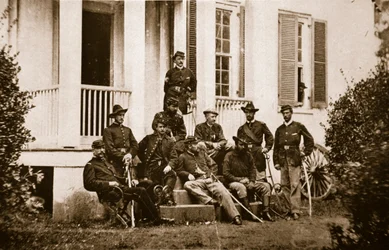 A 164. New York-i önkéntesek McMahon tábornok főhadiszállásán, 1861-65 (szepia fotó)
