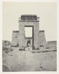 Karnak, a Khonok templomának propilonja; Théba