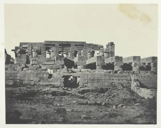 Karnak-palota, a Hypostyle Hall déli bejárata, Théba, 184951, nyomtatva 1852-ben.