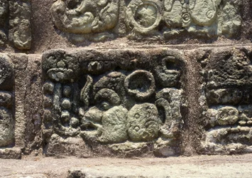 Copan városának glifája a hieroglifikus lépcsőn, késő klasszikus kor (600-900) Kr.u. 760 körül.