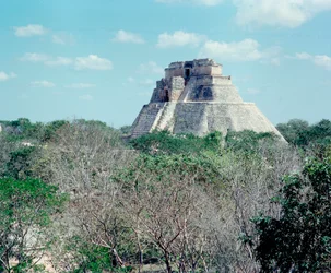 Kolumbiai előtti civilizáció: kilátás a felső templomra Uxmal ősi maja fővárosának helyén, Puuc stílusban. Észak-Yukatán i.sz. 600-900. Mexikó