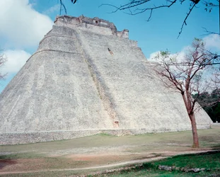 Kolumbiai előtti civilizáció: kilátás a felső templomra Uxmal ősi maja fővárosának helyén, Puuc stílusban. Észak-Yukatán i.sz. 600-900. Mexikó