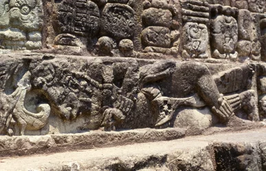 A Hieroglif lépcső lépcsőjének foglya, Copan, késői klasszikus korszak (600-900) i.sz. 760 körül