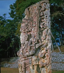 Stele H, Ceremóniák Plázája, i.sz. 731