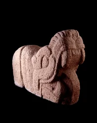 Prekolumbiai művészet, maja civilizáció, klasszikus korszak: kígyó alakú, tátott szájú kőcsap a guatemalai Escuintlából. Nap. h. 85 x 121 cm Guatemala, Museo Nazionale di Archeologia e Etnologia - Kolumbusz előtti művészet, maja civilizáció, klasszikus per