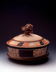 Prekolumbiai művészet, maja civilizáció, kezdeti klasszikus korszak: agyagváza jaguárfejjel díszített tetővel. Tikalból, Guatemala Sun. h. 26,5 x nagy. 31 cm Guatemala, Museo Nazionale di Archeologia e Etnologia - Kolumbusz előtti művészet, maja civilizáci