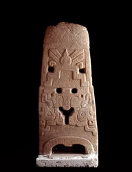 Prekolumbiai művészet, maja civilizáció, preklasszikus korszak: egy istenség stilisztikai maszkjának kősztéléje. 600-1100 között Saca Tepequezből, Guatemalából. Homályos. magas. 103 cm Guatemala City, Museo Nazionale di Archeologia e Etnologia