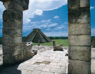 A harcosok temploma és Kukulkan piramisa (vagy vár), Chichen Itzában (Yucatan, Mexikó). Prekolumbiai építészet, maja művészeti poszt klasszikus (12.).
