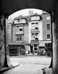 A londoni Aldgate-ben fennmaradt régi ház és kocsma, 1926-1927.
