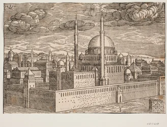 Mecset, két minarettel, északnyugat felől nézve; a víz túloldalán a Galata látható? A jobb alsó sarokban egy kocka alakú kő található, amelyre négyzet alakú geometrikus alakot véstek, amely feltehetően