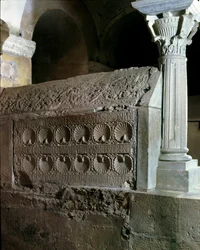 Meroving művészet: Theodechilde (vagy Telchide) apátnő kenotáfuma (meghalt i.sz. 662-ben). Kőből készült temetkezési emlékmű. Jouarre-i apátság (Seine és Marne)