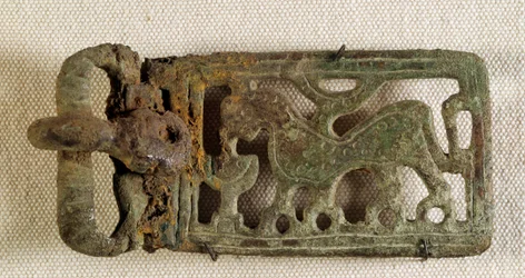 Meroving művészet: fantasztikus állatot ábrázoló övcsat. Gallia, 6. század. Nemzeti Régészeti Múzeum, Saint-Germain-en-Laye