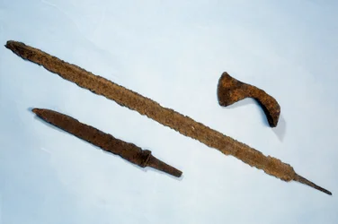 Meroving művészet: normandiai vasfibulák és francisca (fejsze). Kr. u. 475-525. Nemzeti Régészeti Múzeum, Saint-Germain-en-Laye