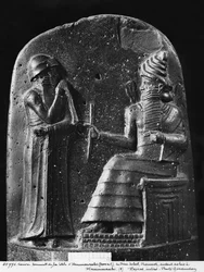 Hammurapi törvénykönyve, a sztélé felső része: Samas isten törvényeit diktálja Hammurapinak, Babilon királyának, Szúszában találták, kb. Kr. e. 1750