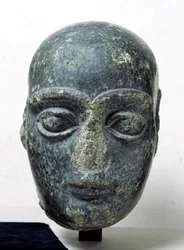 Gudea néven ismert férfi feje borotvált fejjel, Tellohból (Ősi Girsu), neo-sumériai, Kr.e. 2120 körüli (diorit)