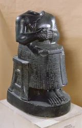 Gudea herceg (i. e. 2170-2130) fej nélküli szobra építészként, Tellohból (az ókori Gersuból), i. e. 2100-2000