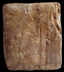 Mezopotámia. Art Sumer: tollas karakter (i.e. 2700 körül) stello ősi girsou archaikus sumér korszak - mészkő. Párizs, Musee du Louvre