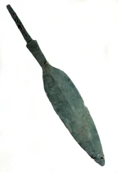 Mezopotámia: „Lugal, Kis királya” nevére feliratozott kolosszális lándzsa. Archaikus dinasztia. Kr. e. 2600. A Tello weboldaláról. Sun 0,13 x 0,85 m, Párizs, Musée du Louvre