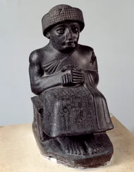 Mezopotámia: Ningiszzida isten szobra, amely az ülő Gudeát, Lagas hercegét ábrázolja. Újsumer korszak (kb. i. e. 2150-2000). Párizs, Louvre Múzeum