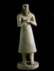 Mezopotámiai művészet: szakállas férfi (vagy Abu isten) figurája. Gipszből, bitumenből és kagylóból készült szobor, i. e. 3. évezred. Tell Asmarból (Eshnunna Mezopotámiában). Méretek: 72 cm. Bagdadi Múzeum, Irak