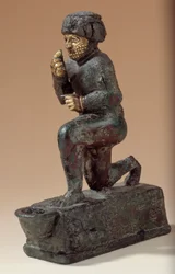 Mezopotámia: Ezüst, bronz és arany szobor térdelő hódolóról, ex-voto, amelyet Amurru istennek szenteltek Hammurapi életéért. Kr.e. 1800. Larsa oldaláról. Párizs, Louvre Múzeum