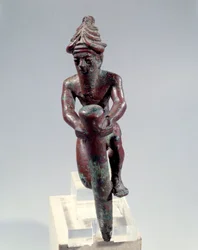 Mezopotámia: szöget toló istent ábrázoló réz alapozású figura. Kr.e. 2150 körül. Tellótól. Párizs, Louvre Múzeum