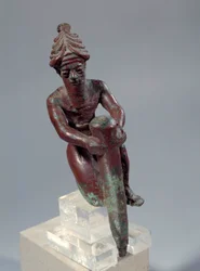 Mezopotámia: réz alapozású figura, amely a szöget nyomó istent ábrázolja. Kr.e. 2150 körül. Tellótól. Párizs, Louvre Múzeum