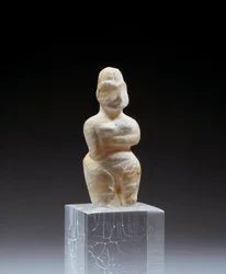 Mezopotámia: női alabástrom szobor Tell es Sawwan nekropoliszából. Kr.e. 5800-5500. Párizs, Louvre Múzeum