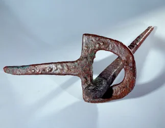 Mezopotámia: alapozó figura (köröm és réztartója). sumér korszak. Kr.e. 2800. Mari honlapjáról. V 0,38 m Párizs, Musee du Louvre