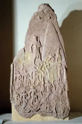 Mezopotámia: Narám-Szín győzelmét ábrázoló vörös homokkő sztélé. Akkád korszak (Kr. e. 2350-2200 körül). Akkádból. Párizs, Louvre Múzeum