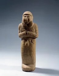 Mezopotámia: meztelen papkirály mészkőszobra. Uruk-korszak. Kr. e. 3200. Párizs, Louvre Múzeum