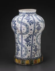 Üveg függőlegesen folyó szalagokkal és szőlővel, napraforgószerű virágokkal, 1700-50