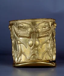 Ancient Art Oriental: Electrum csésze, amely egy szörnyet ábrázol átfűzött üvegházakkal, Kr.e. 1200 körül. Észak-Iránból. Párizs, Musee du Louvre
