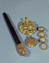 Élező kő és granuláló gyűrűk. Susa helyéről, Iránból délnyugatra. Kr.e. 1150. Párizs, Louvre Múzeum