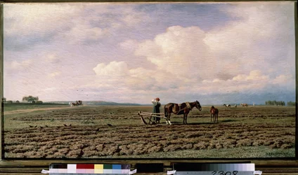 A mezőn (At the Field). Felszántott táj leírása, parasztokkal és lovak által vontatott ekével, a távolban egy csapat halad előre földúton. Mikhail Konstantinovich Klodt (1832-1902) festménye, olaj, vászon
