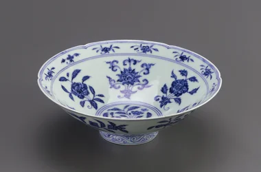 Tál kúpos oldalakkal és lapos peremmel, Jingdezhen, Jiangxi tartomány, 1426-35 (porcelán kobalt pigmenttel átlátszó színtelen máz alatt)