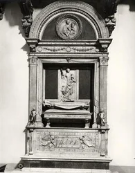 Ugo gróf emlékműve (†1001) Toszkána őrgrófja (márvány) (f/w fotó)