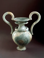 Minószi művészet: márvány váza az istentisztelethez. Kr.e. 1450. Zakros egyik lustrális medencéjéből, Kréta Dim. 79 cm Heraklion, Nemzeti Régészeti Múzeum - Minószi művészet: kultikus amfora erezetes márvány volutanyéllel, a krétai Zakrosban található lust